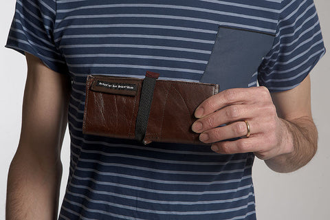 purse with elastic strap