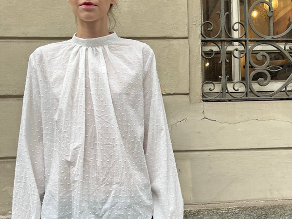 shirt curled wom